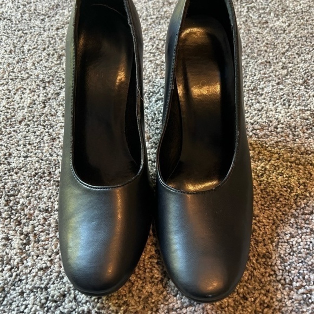 Ovio Black 4” round toe‎ heels size 7.5
